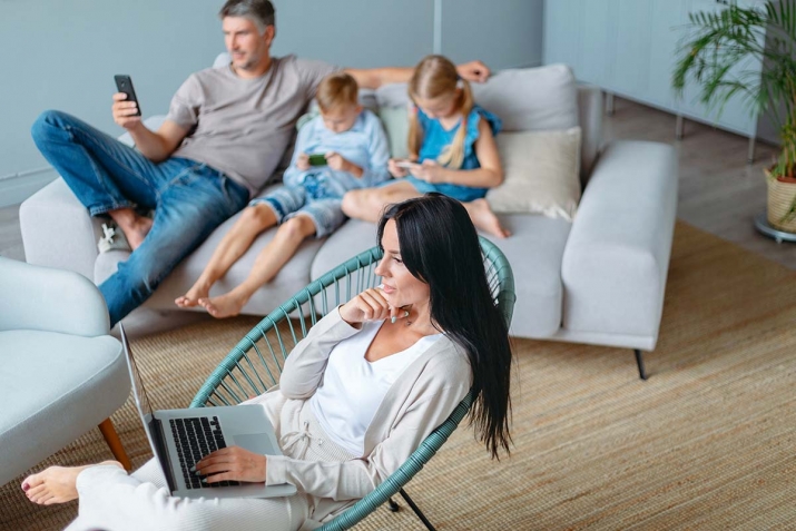 La cybersécurité chez les particuliers - Famille avec ordinateur et portables