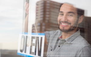 homme ouvrant sa boutique