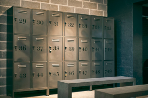 Vestiaires salle de sport avec casiers