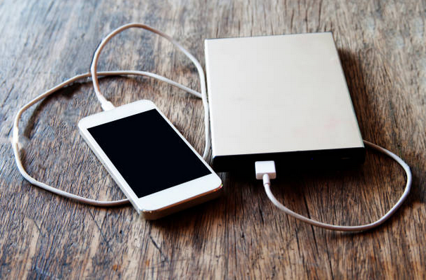 Un smartphone qui charge grâce à une batterie externe