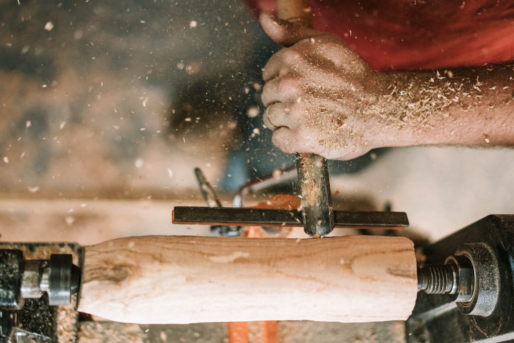 homme travaillant le bois