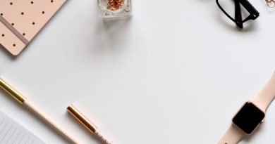 Plusieurs objets de papeterie sur un bureau blanc