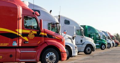 camions alignés sur un parking