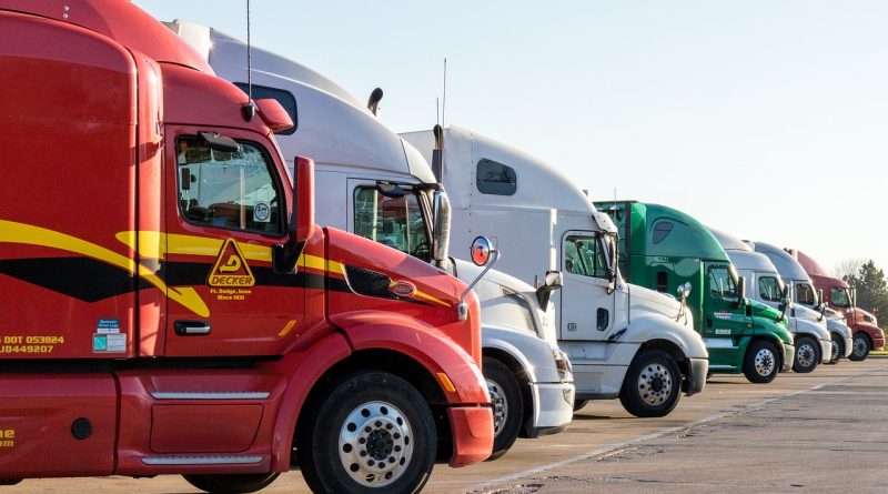 camions alignés sur un parking