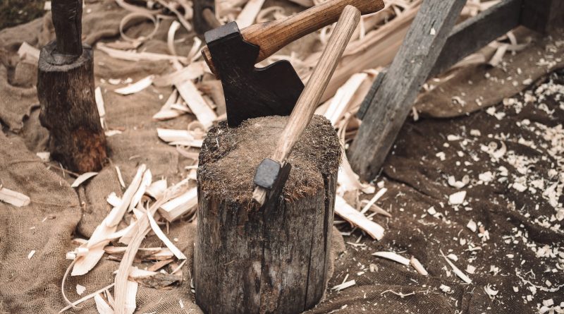 bûche de bois avec deux haches